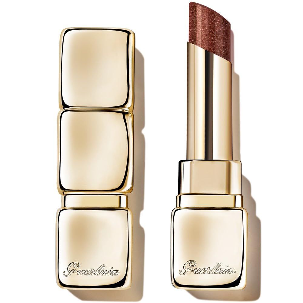 Goldfarbener Lippenbalsam, teilweise geöffnet. Der Stift zeigt eine braune Farbe. Der Markenname Guerlain ist sichtbar.