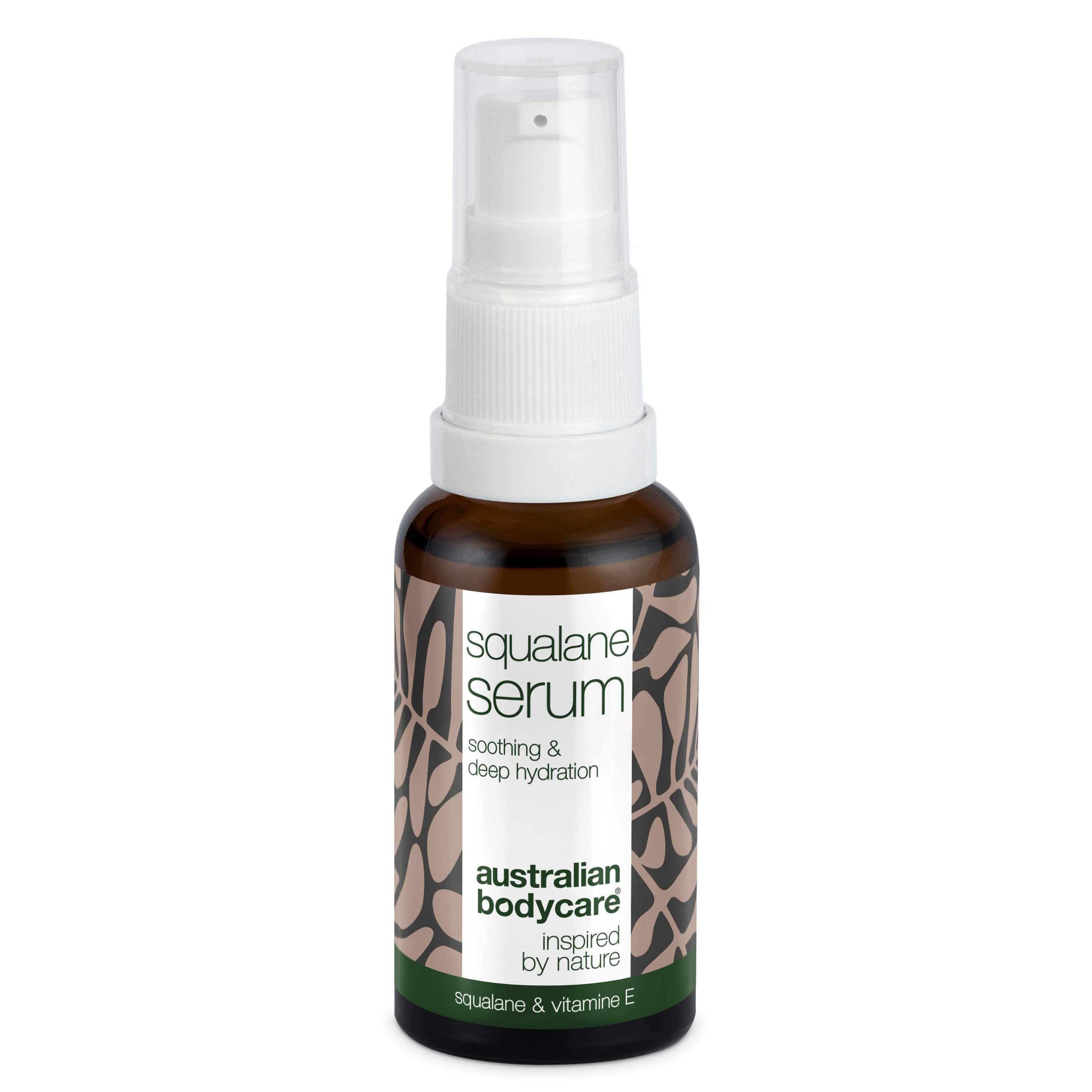 Braune Flasche mit Serum. Weißer Pumpkopf. Aufschrift: Squalane Serum, Australian Bodycare.