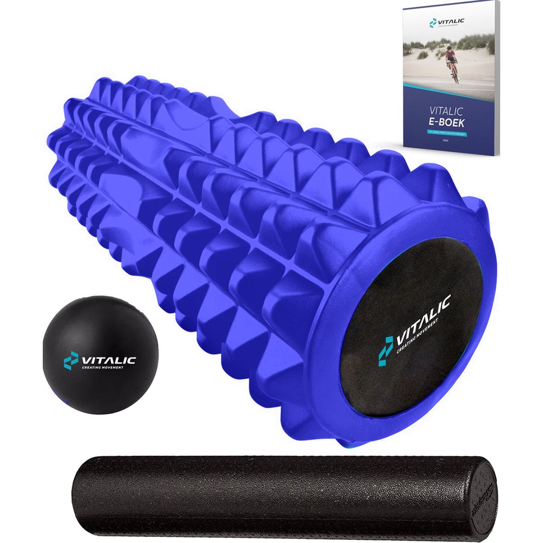 Blauer Triggerpunkt-Massage-Roller, schwarze Massagekugel und schwarzer Mini-Roller. E-Book mit VITALIC-Logo.