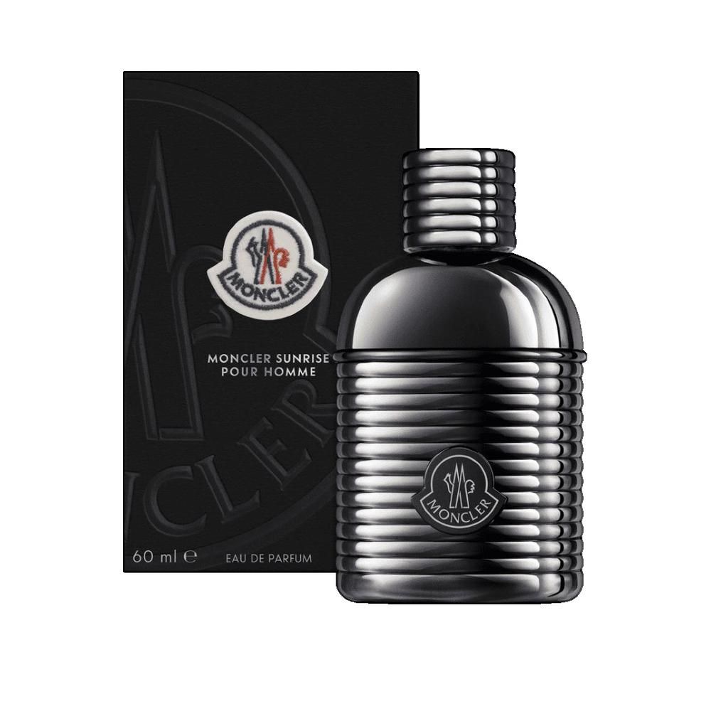 Dunkle Flasche mit geriffelter Oberfläche und Logo, neben einer schwarzen Schachtel. Auf der Schachtel steht "MONCLER SUNRISE POUR HOMME".