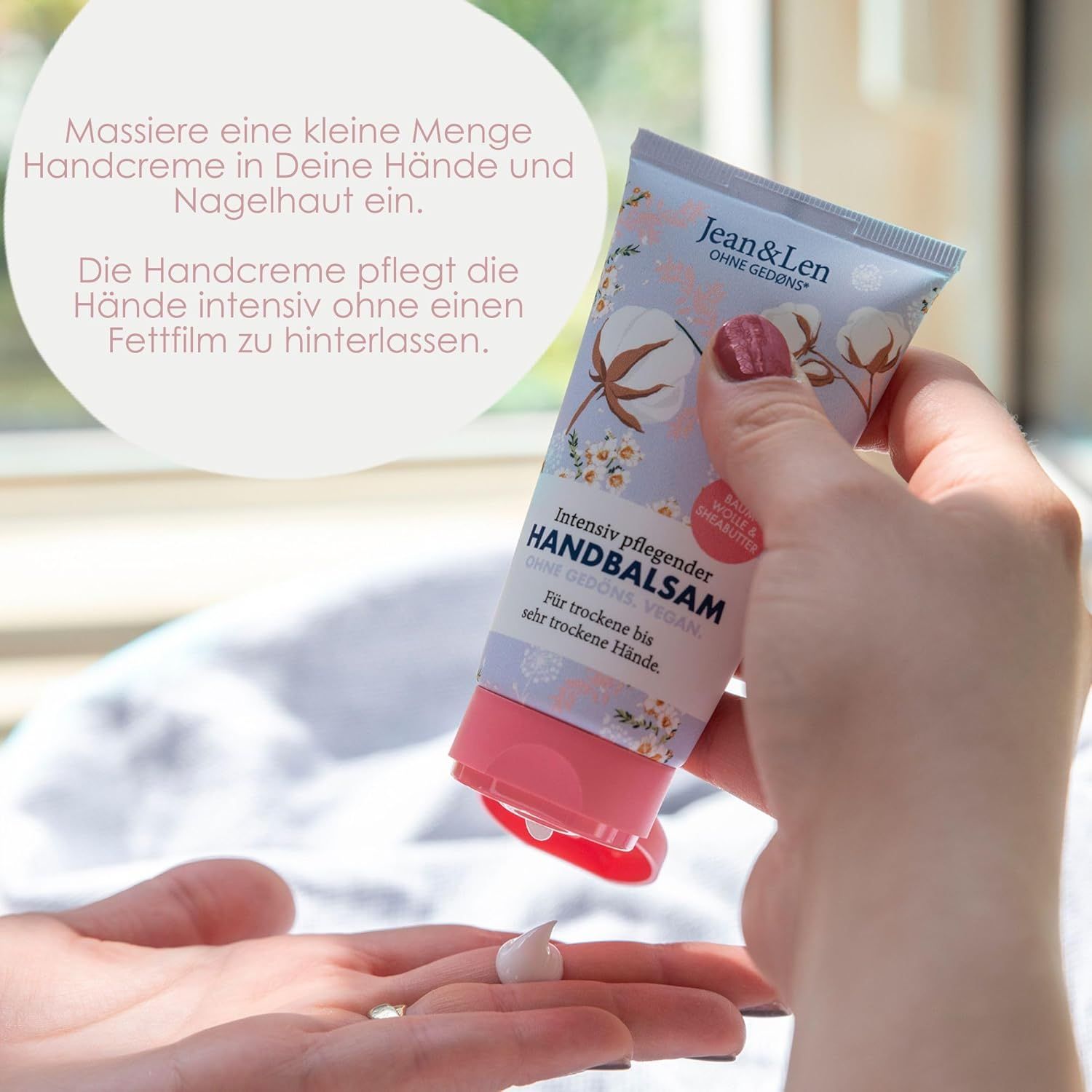 Handbalsam-Tube wird in die Hand gedrückt. Text: Intensiv pflegender Handbalsam, vegan. Auf hellem Hintergrund.