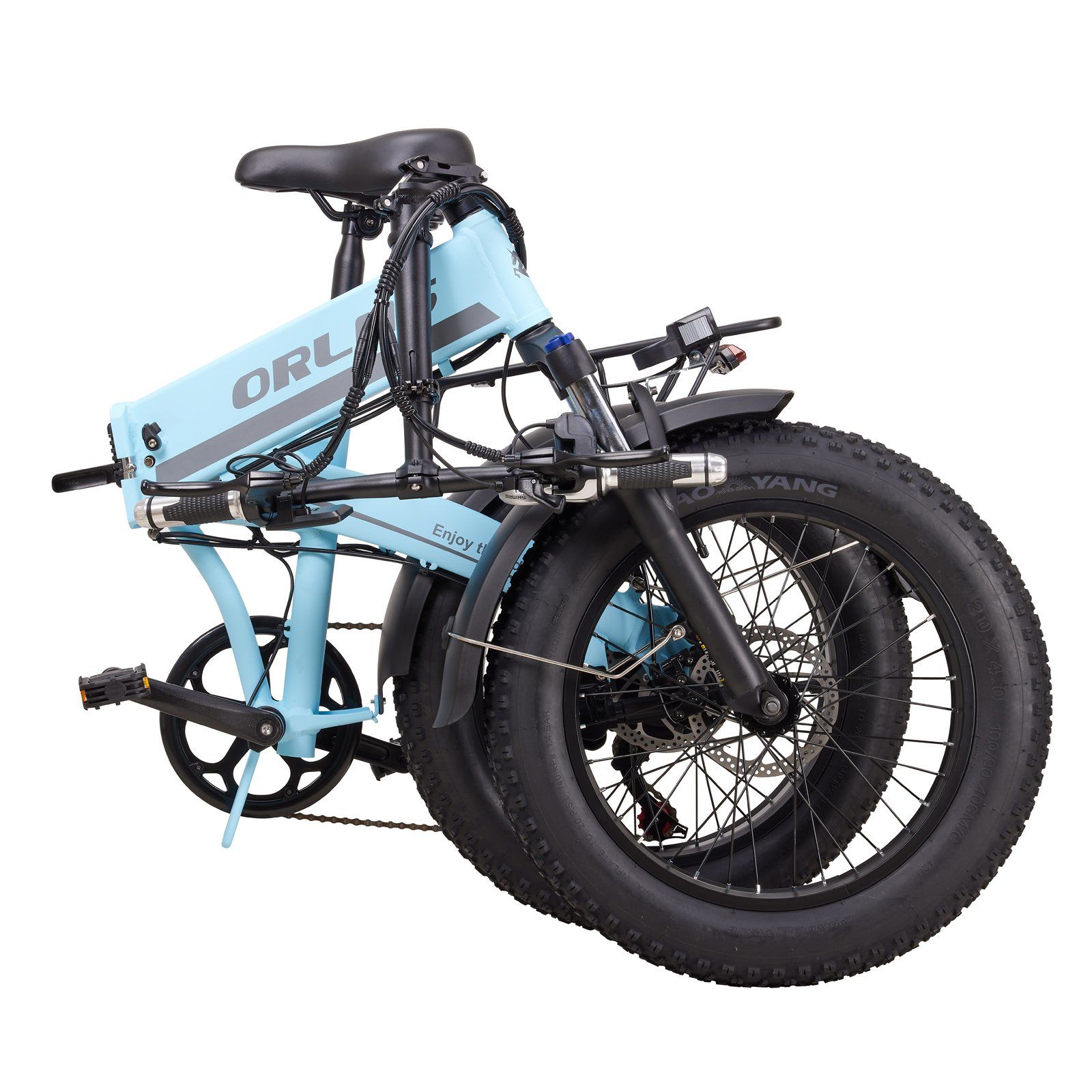 Gefaltetes hellblaues Elektro-Faltrad. Breitreifen, schwarze Details. Kompakte Form für Transport.