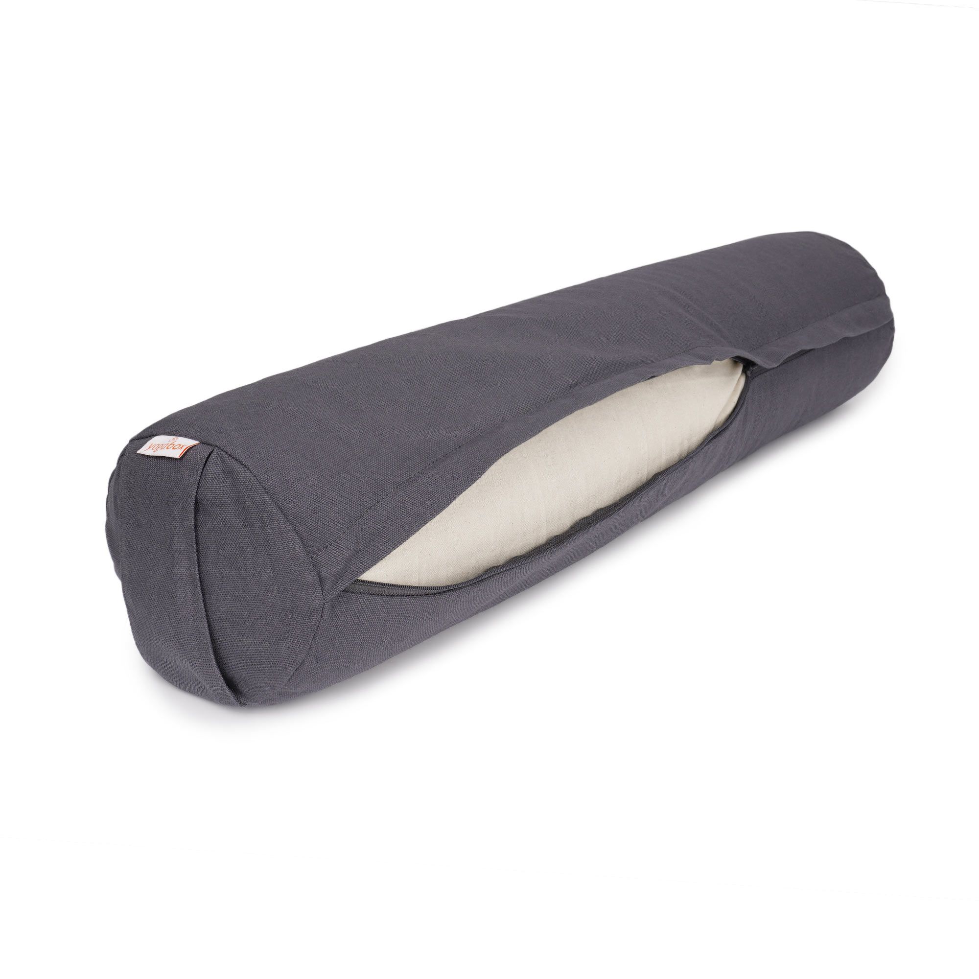 Grauer Yogabolster mit abnehmbarem Bezug, der eine cremefarbene Füllung zeigt.