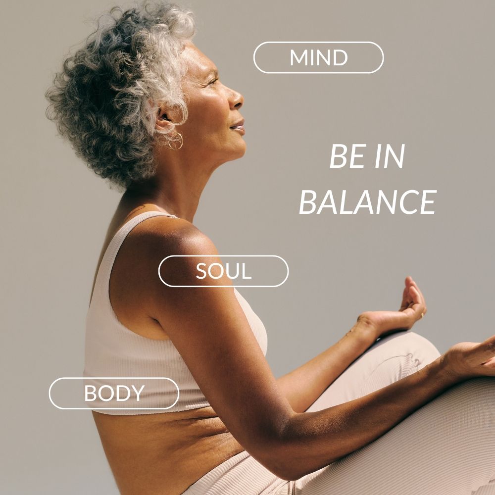 Ältere Frau in Sportkleidung meditiert. Text: Mind, Soul, Body, Be in Balance.