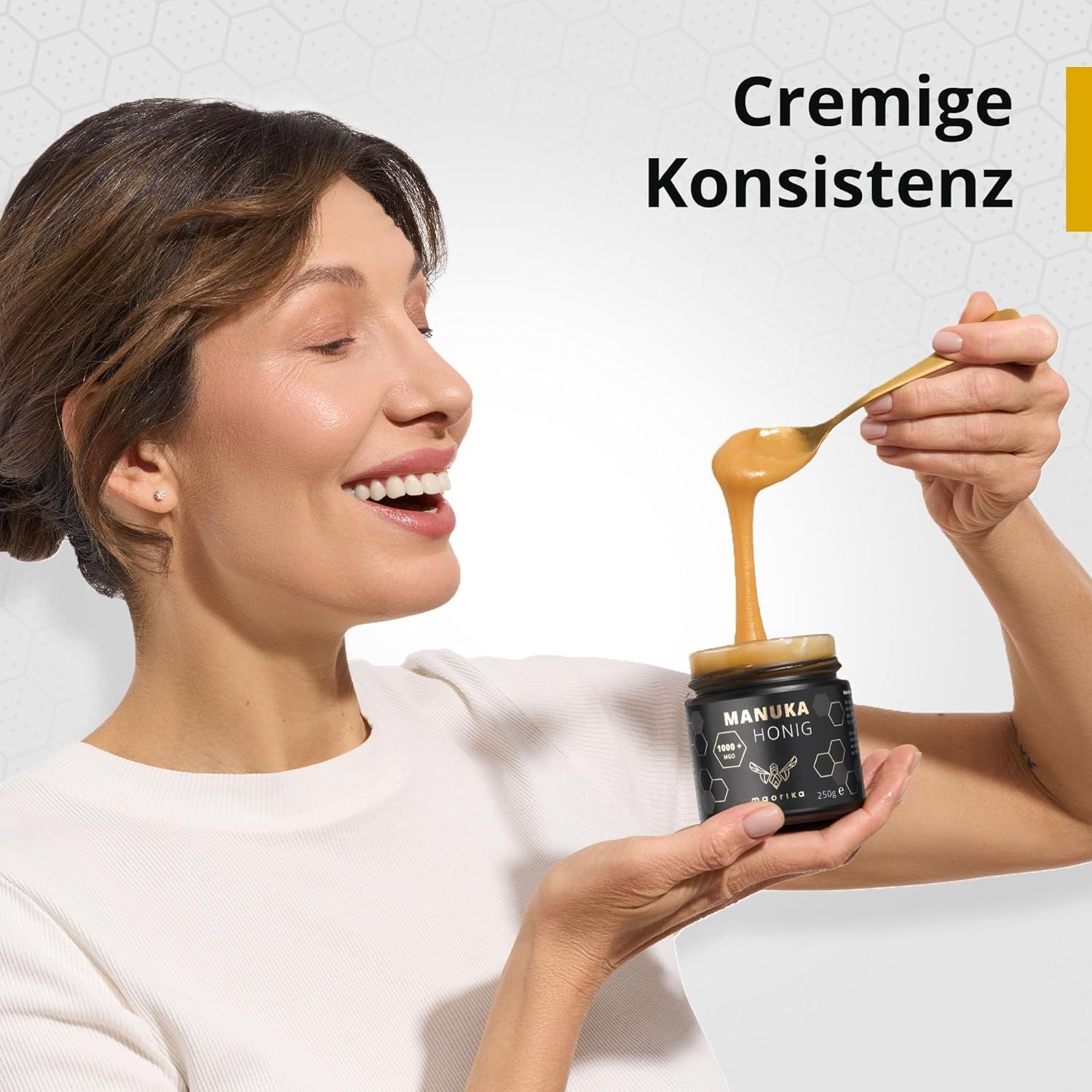 Frau mit Maorika Manuka Honig 1000+ MGO Glas und Honig-Dipper.