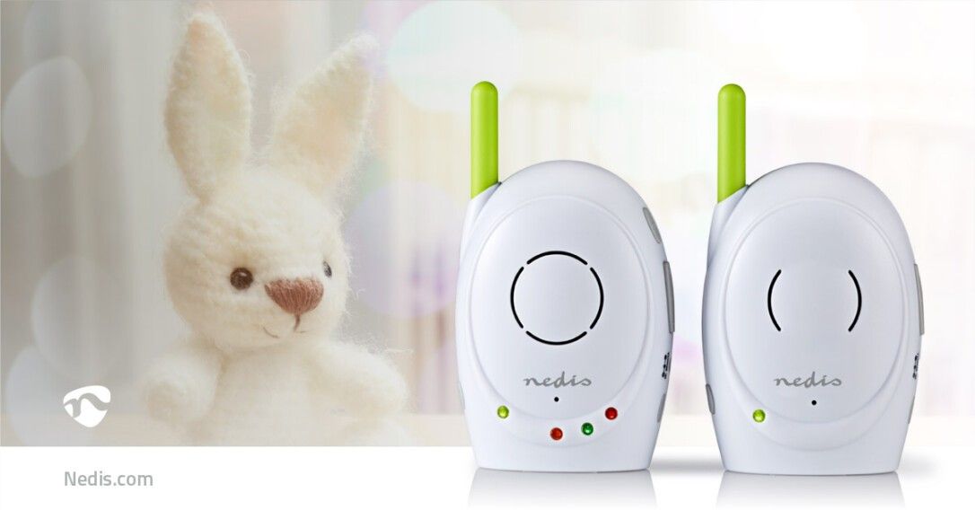 Zwei weiße Babyphones mit grünen Antennen. Jedes Gerät hat eine runde Öffnung und drei farbige LEDs. Das Logo "nedis" ist sichtbar.