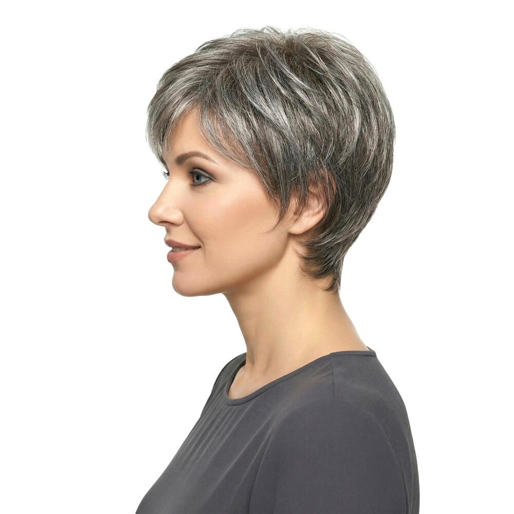 Seitenansicht einer Frau mit kurz geschnittener, grau-melierter Perücke. Graues Oberteil. Weißer Hintergrund.