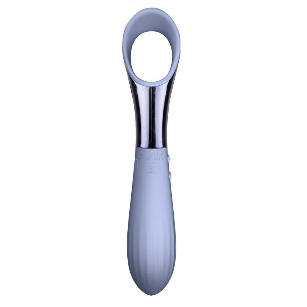 Hellblauer Vibrator mit Fingerschlaufe und silberfarbenem Element. Geriffelte Oberfläche am Griff.
