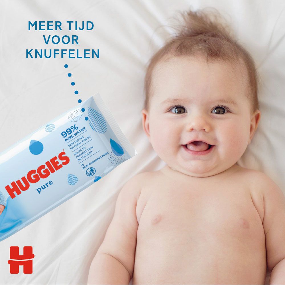 Baby liegt auf weißer Decke, daneben Packung Huggies Pure Feuchttücher.
