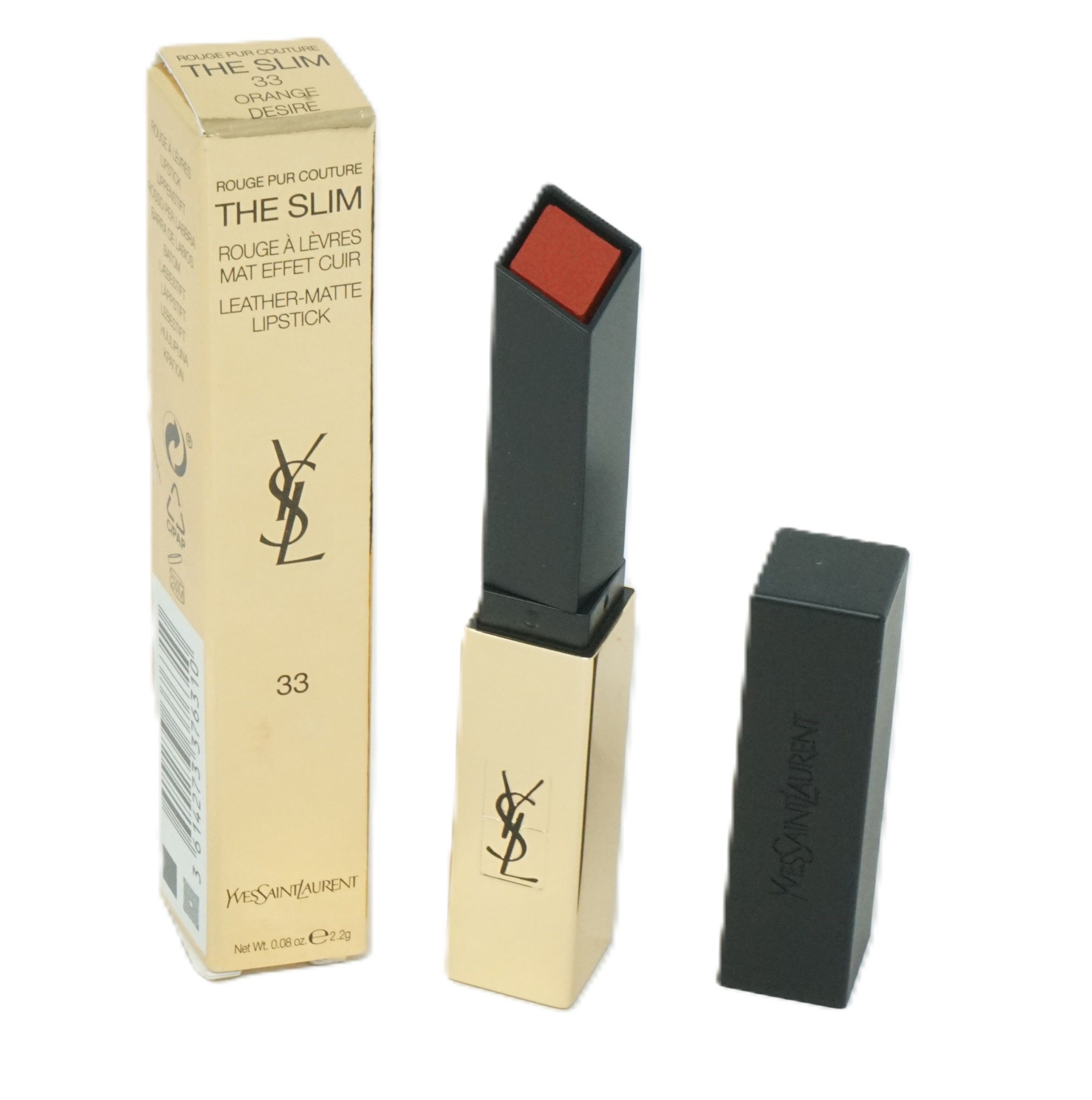 Lippenstift mit goldener Hülle, schwarzem Deckel und orangefarbener Spitze. Daneben die Verpackung mit Logo und Schriftzug.