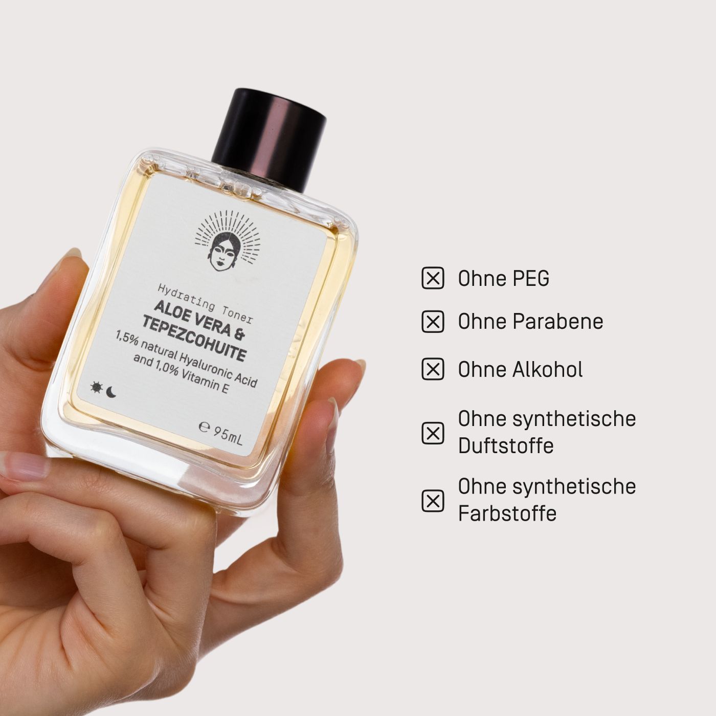 Hand hält Viva Maia Hydrating Toner. Liste zeigt: Ohne PEG, Parabene, Alkohol, synthetische Duft- & Farbstoffe.