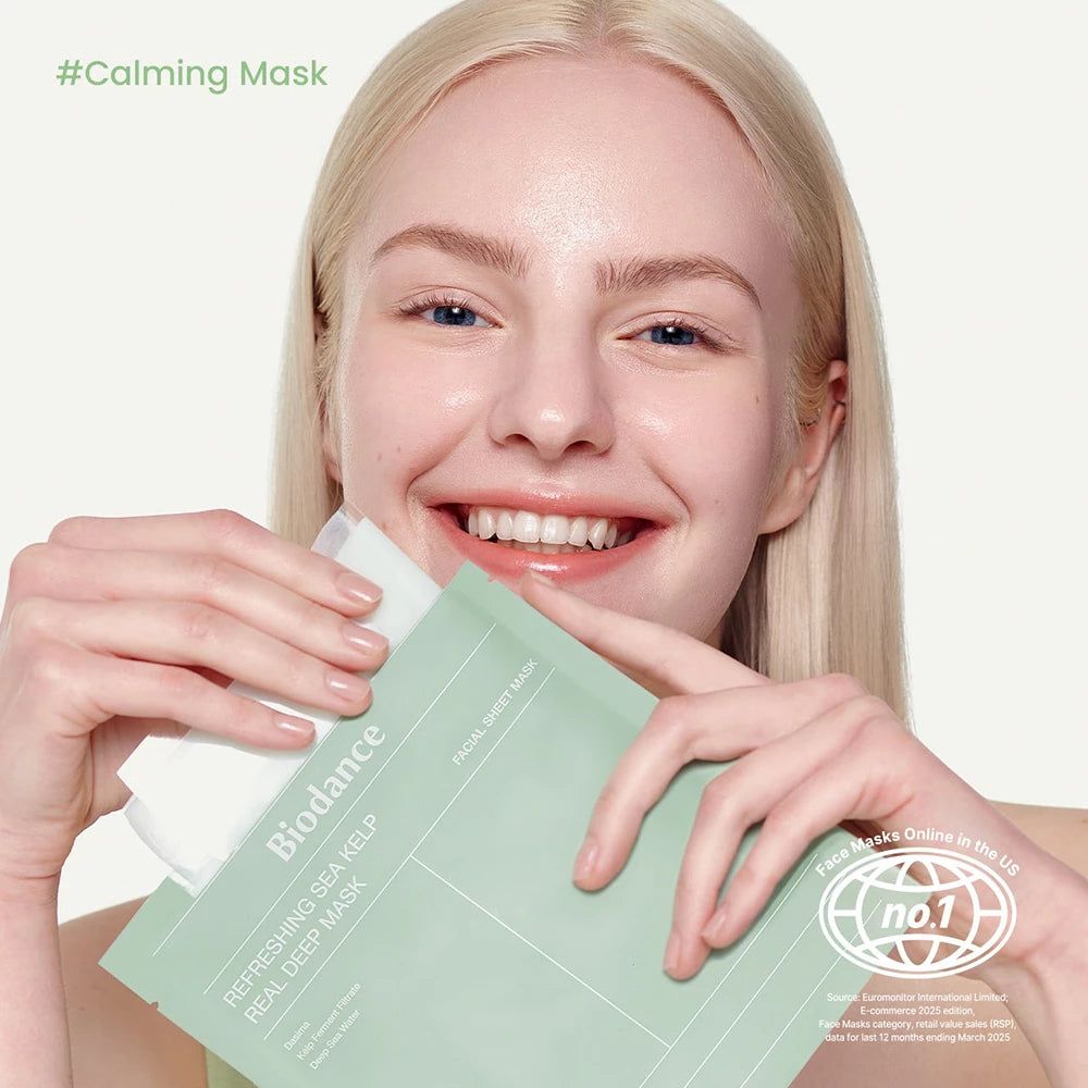 Frau hält grüne Verpackung mit Produktnamen. #Calming Mask. Auf der Verpackung steht Biodance Refreshing Sea Kelp Real Deep Mask.