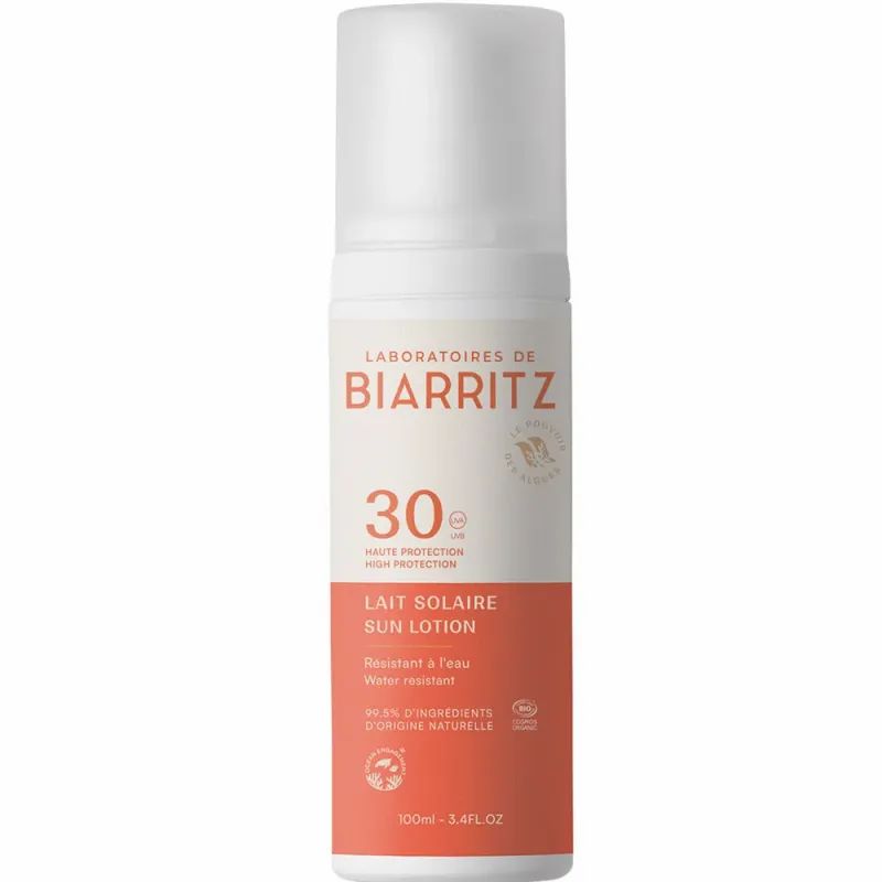 Sonnenmilch-Flasche. Weißer Behälter mit weißem Deckel. Orangefarbener Bereich mit Text: Laboratoires de Biarritz, 30, Lait Solaire, Sun Lotion.
