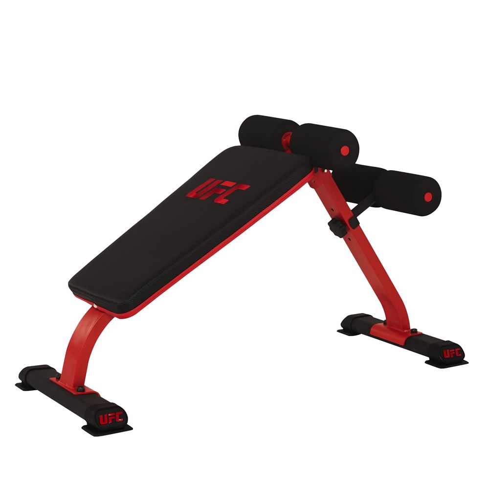 Rote und schwarze Mini-Ab-Bench. Gepolsterte Sitzfläche, Beinpolster, rotes Metallgestell. UFC-Logo auf der Sitzfläche und den Füßen.