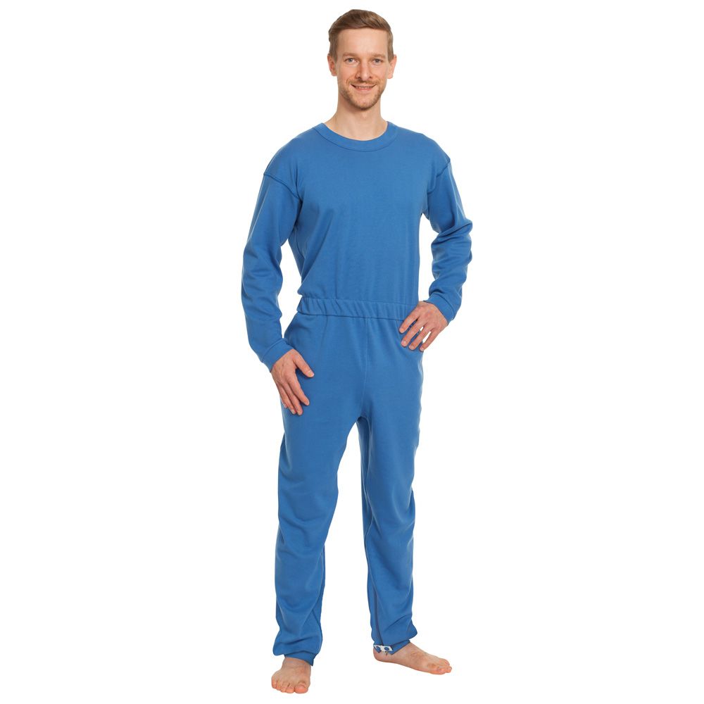 Mann in blauem Pflegeoverall. Langärmlig, mit Bündchen an Armen und Beinen. Elastischer Bund. Reißverschluss.