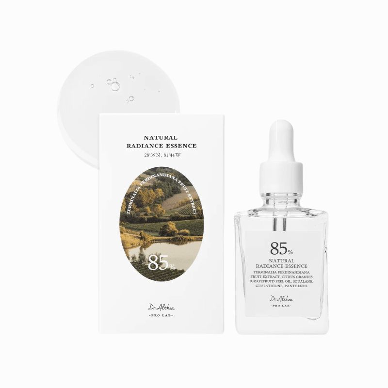 Essenzflasche und Verpackung. Aufschrift: Natural Radiance Essence. Landschaftsbild. Tropfer. Marke: Dr. Althea.