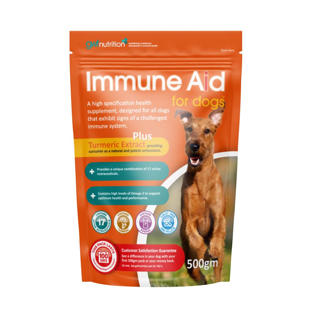 Beutel mit Aufschrift "Immune Aid for dogs". Enthält Nahrungsergänzungsmittel für Hunde. Orangefarbener Hintergrund, Hund abgebildet.