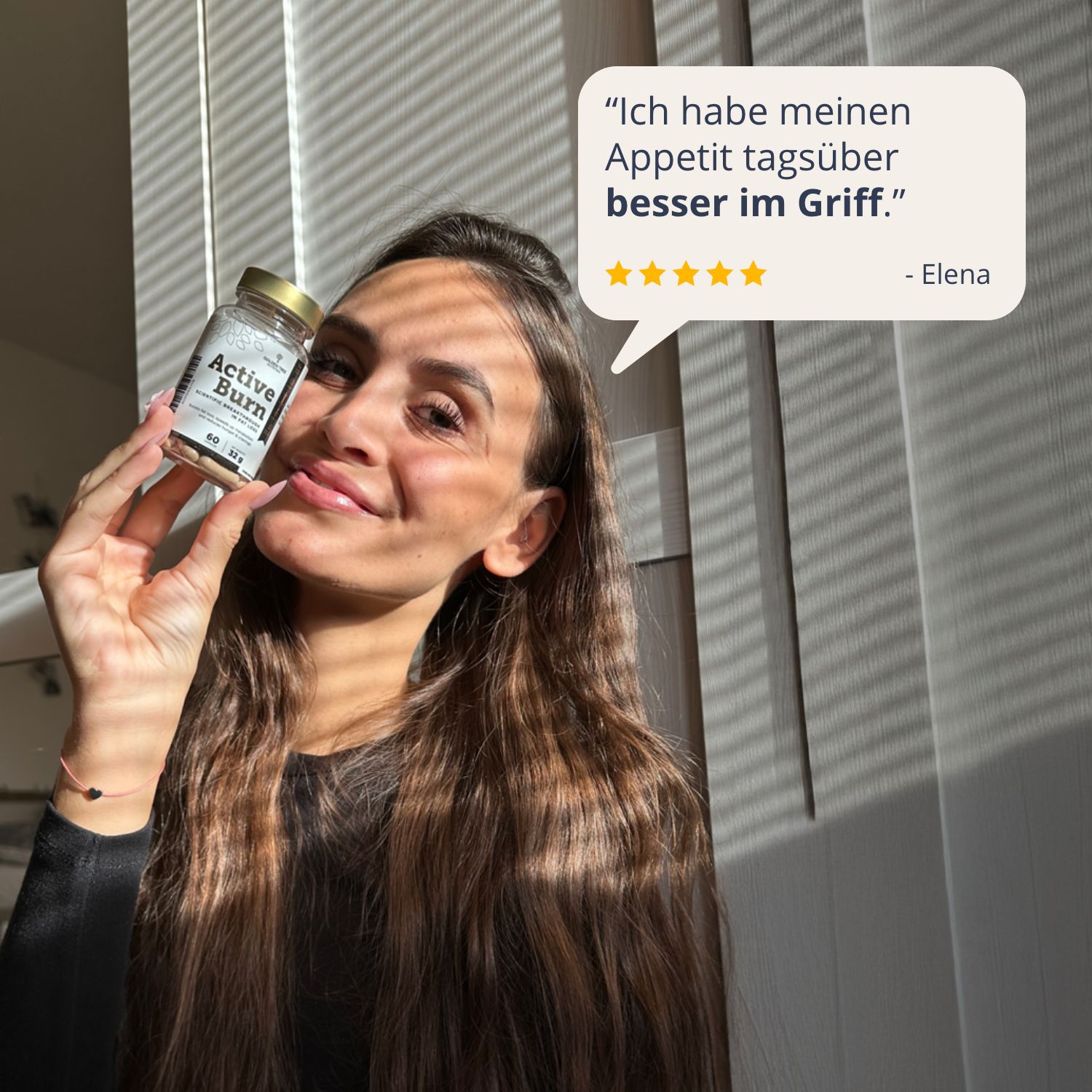 Frau hält Flasche Golden Tree Active Burn, mit einem Zitat über Appetitkontrolle.