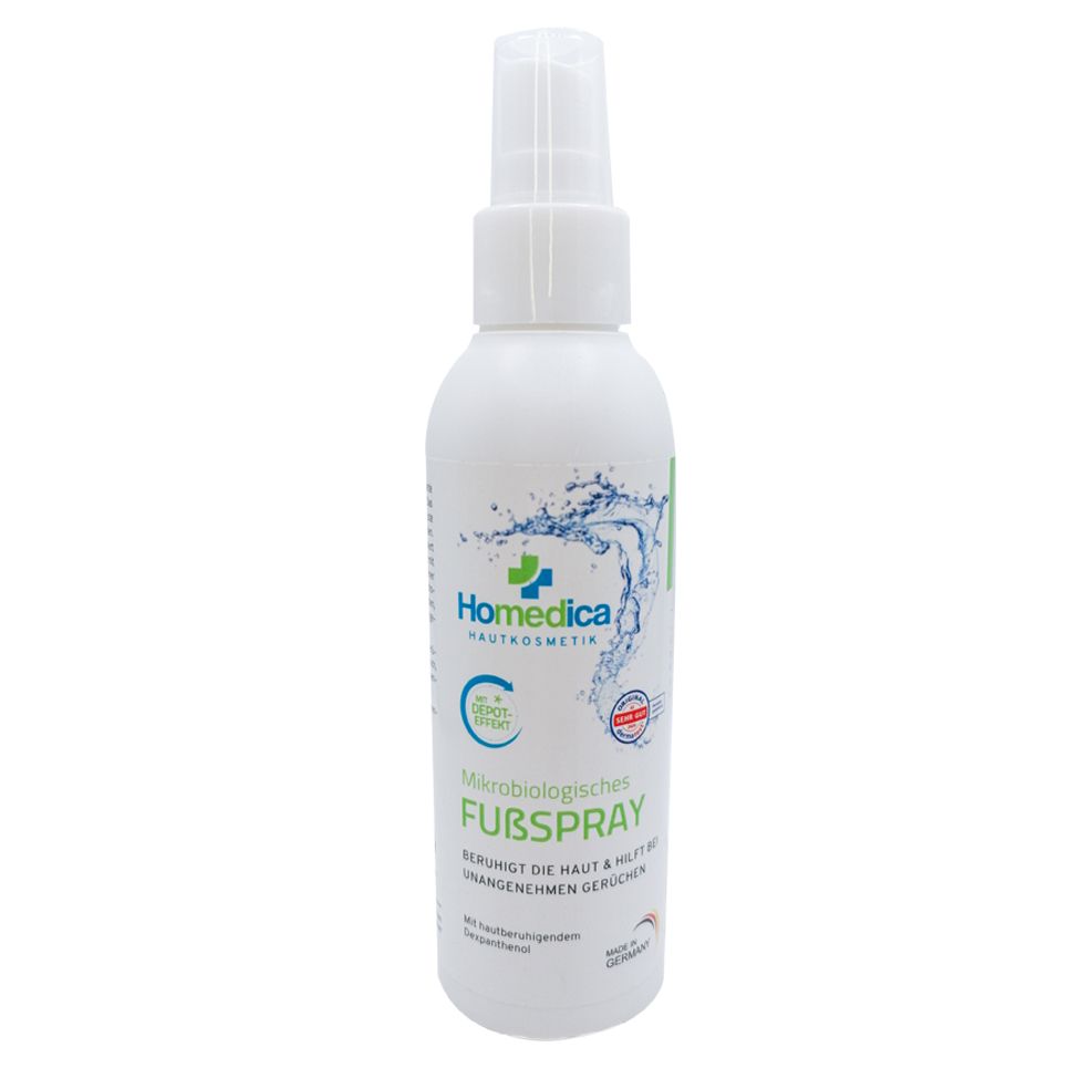 Weiße Sprühflasche mit grünem und blauem Etikett. Aufschrift: Homedica Fußspray gegen Fußgerüche. Mit Zertifizierungen.