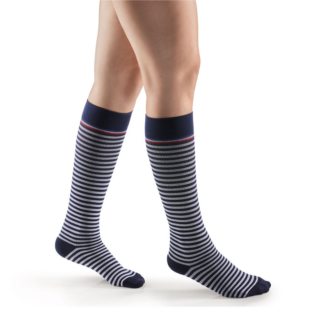 Kniestrümpfe mit blau-weiß gestreiftem Muster. Dunkelblauer Bund mit rotem Streifen. Beinbekleidung für Männer.