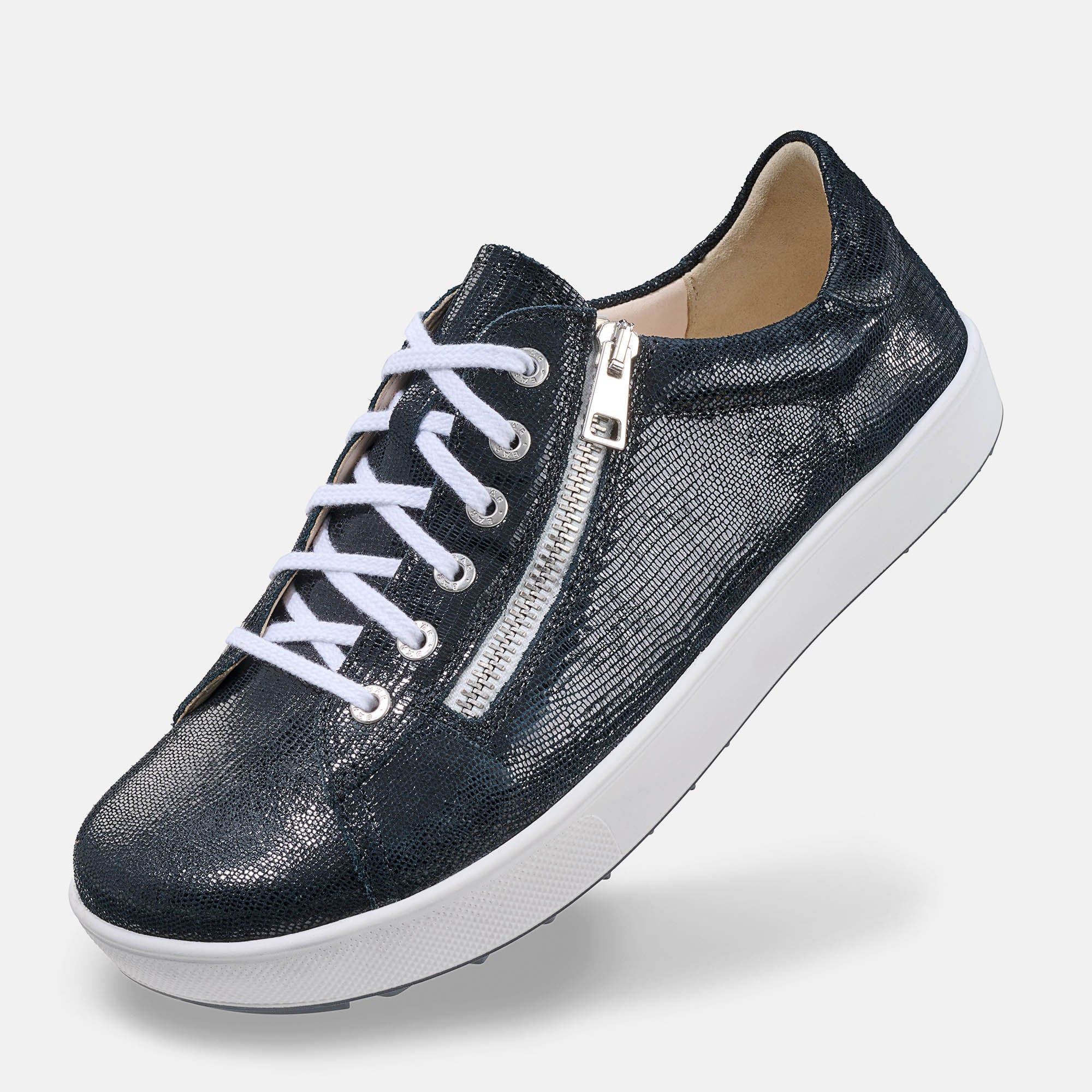 Dunkelblauer Schnürschuh mit weißer Sohle und Reißverschluss. Weiße Schnürsenkel. Schuh von der Seite.