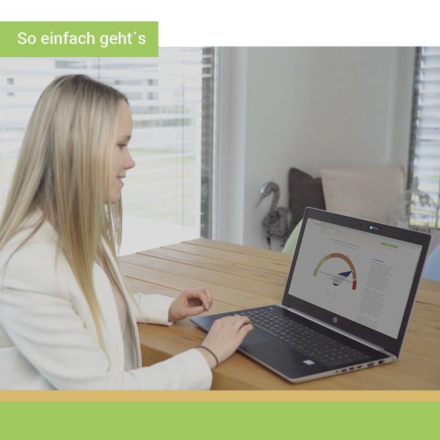 Eine Frau sitzt an einem Tisch und betrachtet einen Laptop. Auf dem Bildschirm wird ein Diagramm angezeigt.