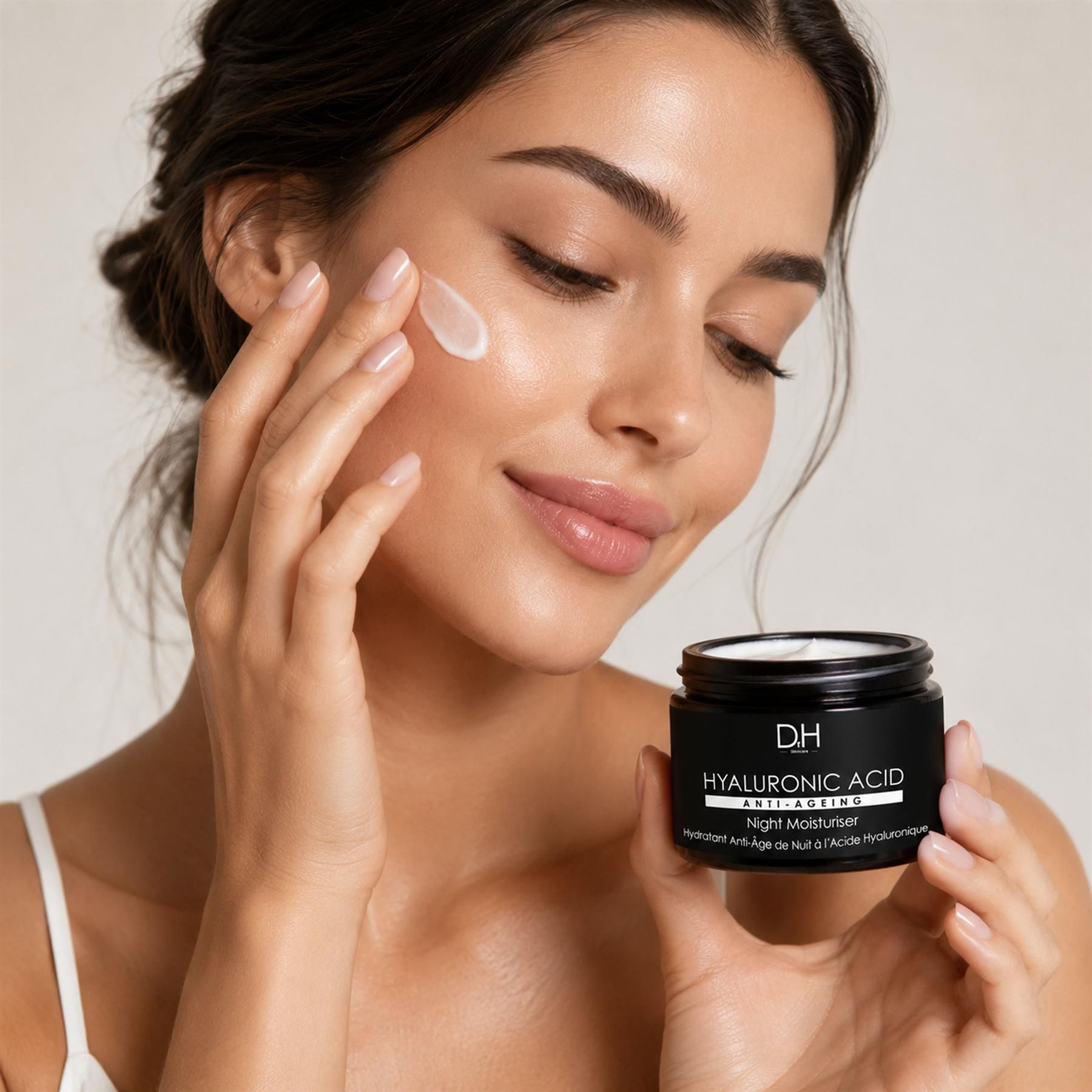 Frau trägt Dr H Hyaluronsäure Anti-Aging Nachtcreme auf.