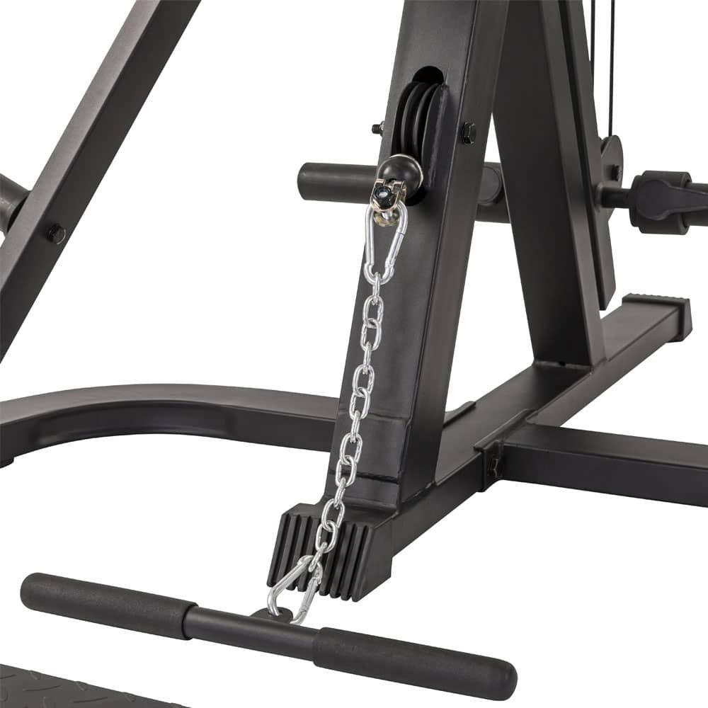 Detailansicht eines Fitnessgeräts. Kette mit Karabinerhaken. Schwarze Metallkonstruktion. Griffe mit schwarzem Gummi.