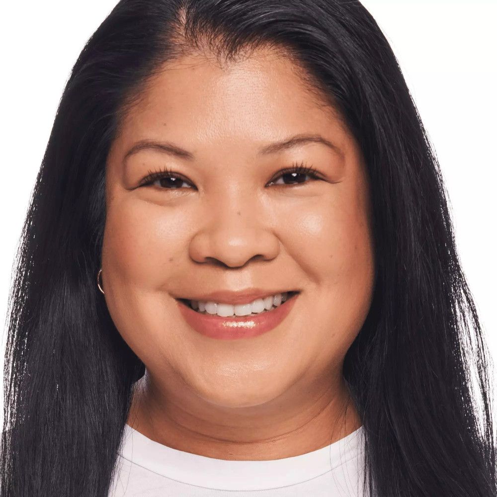 Nahaufnahme einer Frau mit glatter Haut. Sie trägt Foundation. Keine Produktnamen oder Details sichtbar.