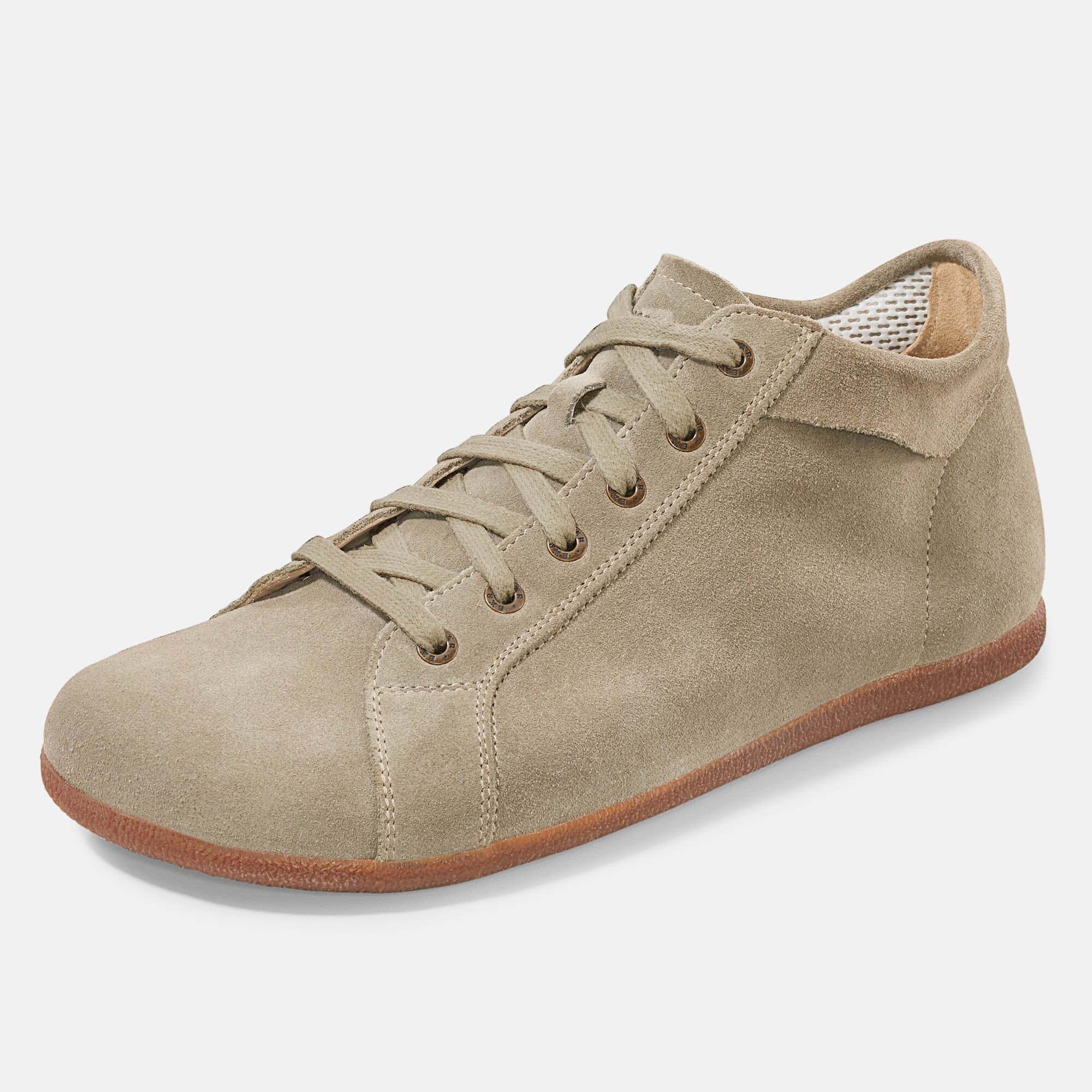 Beige Wildlederschuhe mit Schnürung und Gummisohle.