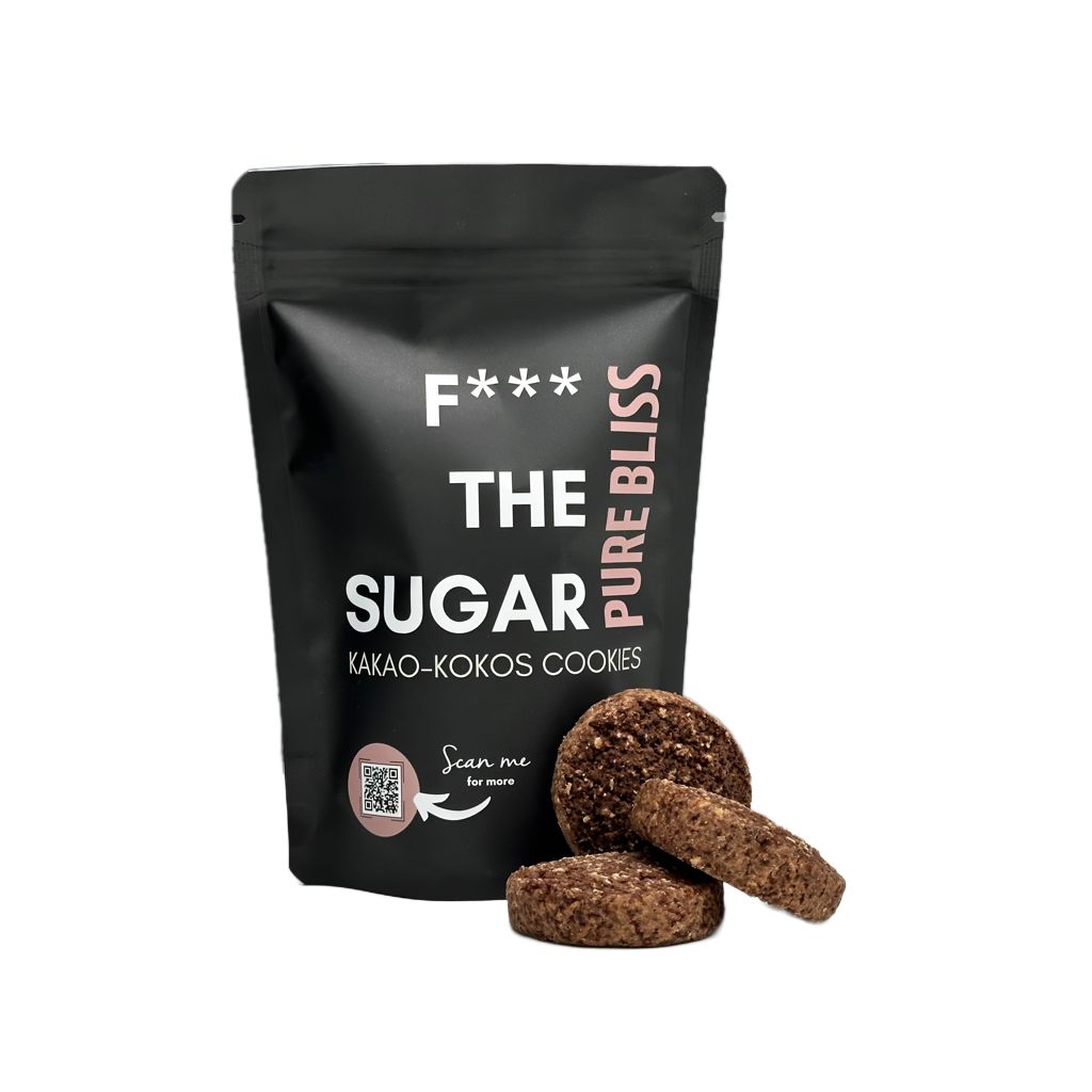 Schwarzer Beutel mit Keksen und Kekse daneben. Aufschrift: F*** THE SUGAR. Sorte: Kakao-Kokos Cookies. QR-Code.