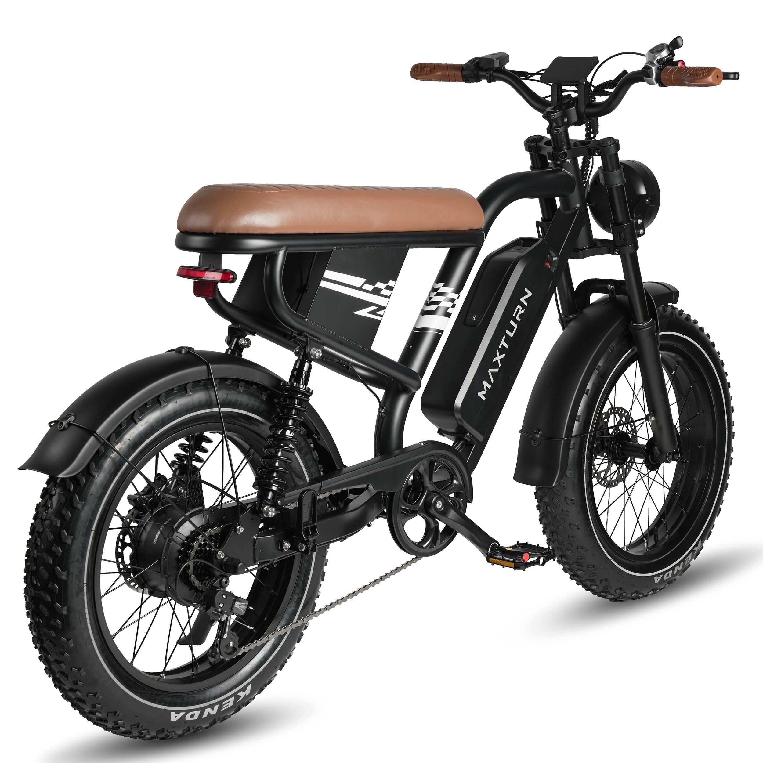 Schwarzes Elektro-Mountainbike mit braunem Sattel. "MAXTURN" Schriftzug am Rahmen. Breitreifen und Rücklicht.