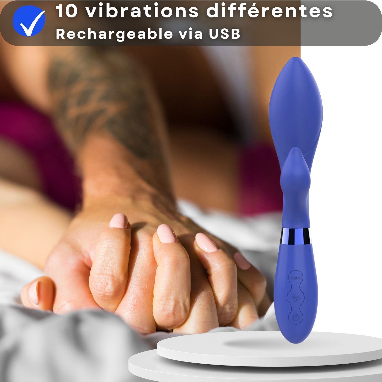 Vibrateur bleu. 10 vibrations. Rechargeable USB. Couple en arrière-plan. Sur plateforme blanche.