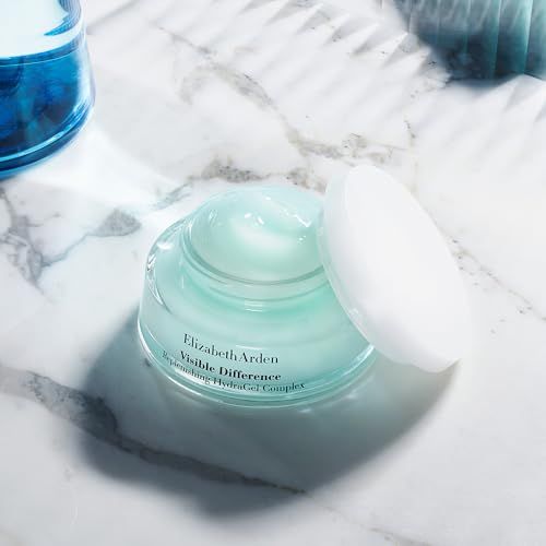 Tiegel mit grünlichem Gel, Deckel daneben. Aufschrift: Elizabeth Arden Visible Difference Replenishing HydraGel Complex. Auf Marmor.