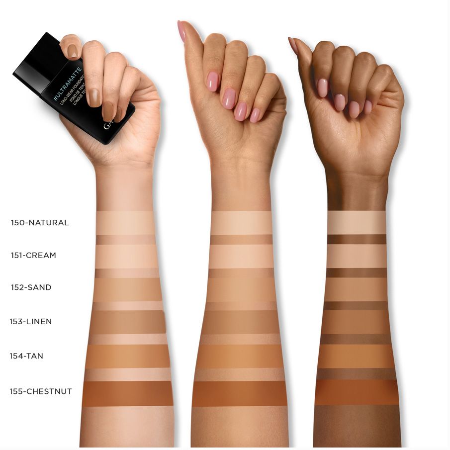 Drei Arme mit Farbmustern von Foundation. Aufschrift: 150-NATURAL, 151-CREAM, 152-SAND, 153-LINEN, 154-TAN, 155-CHESTNUT.