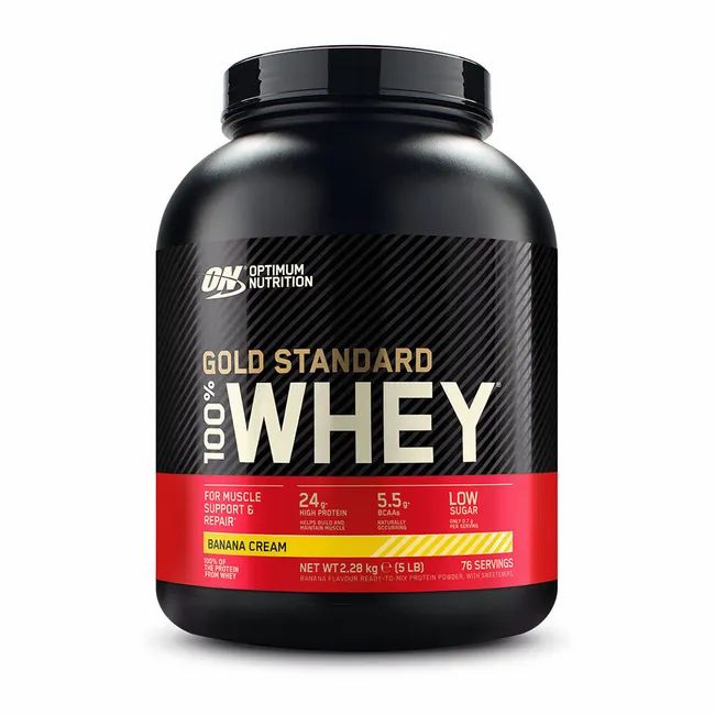 Schwarzer Behälter mit rotem Etikett. Gold Standard 100% Whey, Banana Cream. 24g Protein, 5.5g BCAAs, Low Sugar. 76 Portionen.