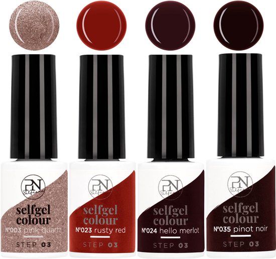 Vier Nagellackflaschen mit schwarzen Deckeln. Farben: Pink Quartz, Rusty Red, Hello Merlot, Pinot Noir. Aufschrift: PN Selfgel Colour.