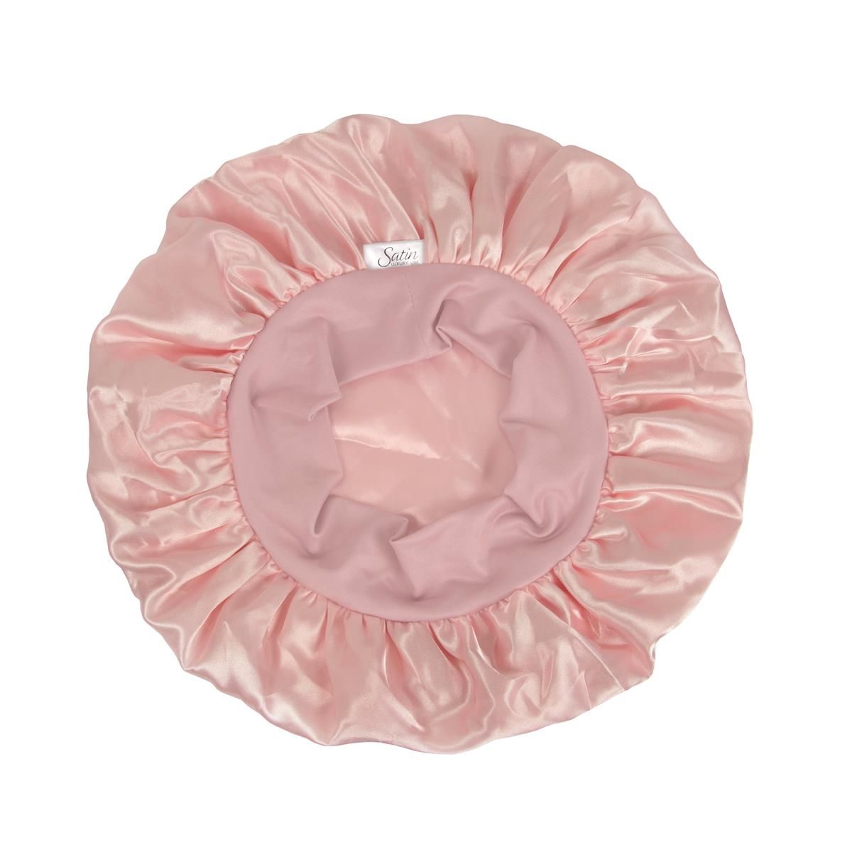 Een roze satijnen haarband. De haarband is gemaakt van glanzende stof en heeft een ronde vorm. Het is bedoeld voor het hoofd en heeft een elastische binnenkant.