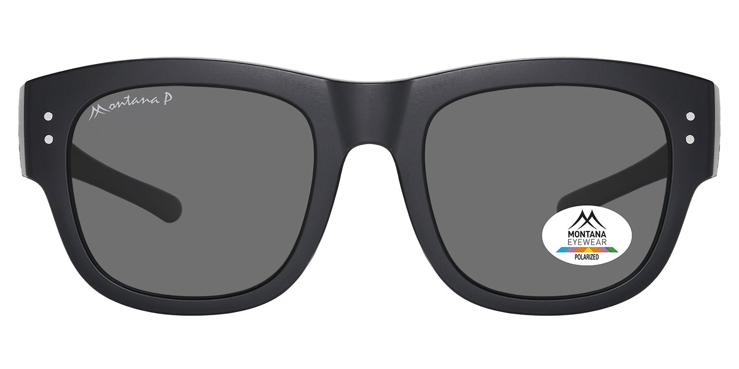 Schwarze Montana Eyewear Zaria Sonnen-Überbrille. Rechteckige Form, graue Gläser, weißes Logo. Polarisierte Gläser.