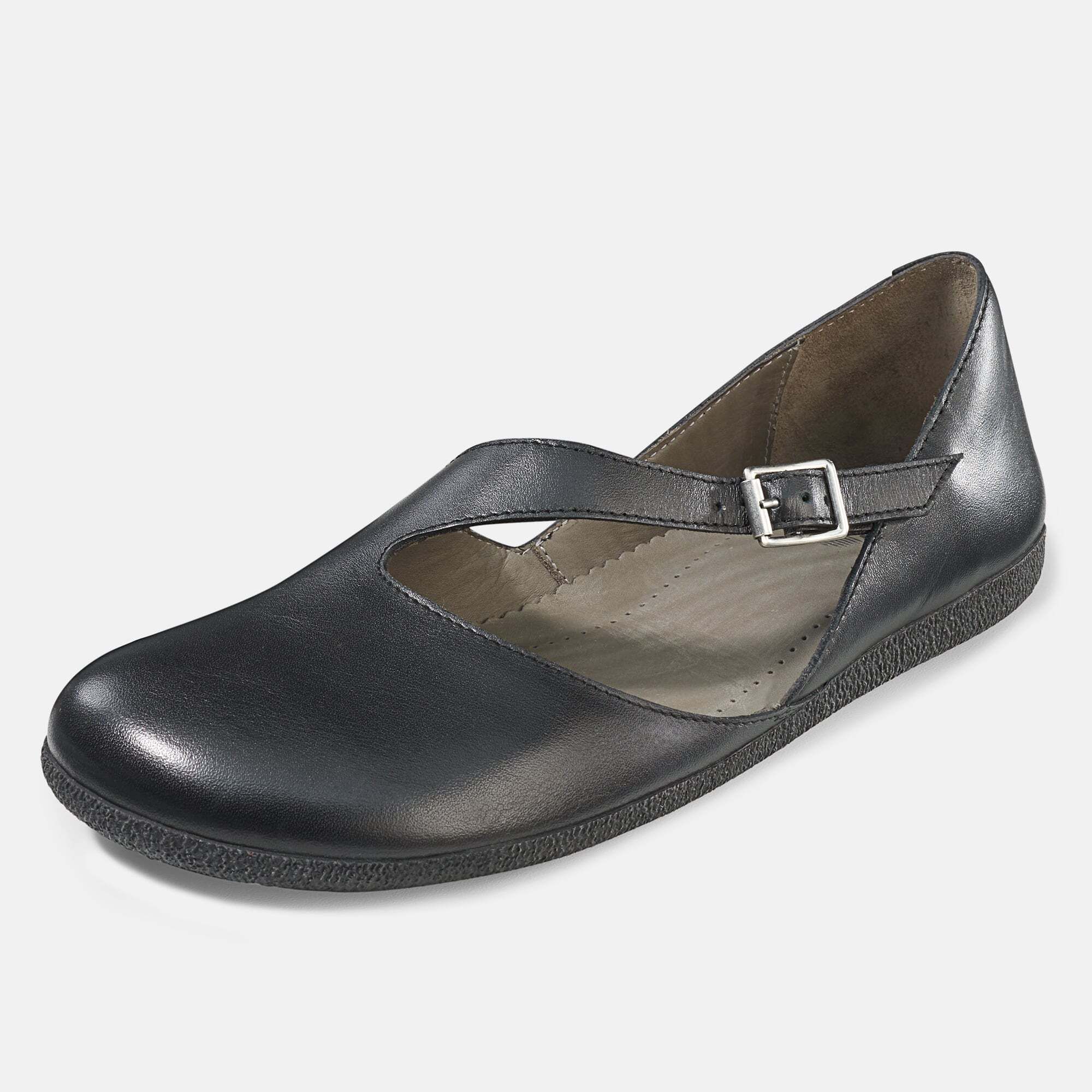 Schwarzer Ballerina mit Riemen und Schnalle. Flache Sohle. Schuh von der Seite, leicht schräg gestellt.