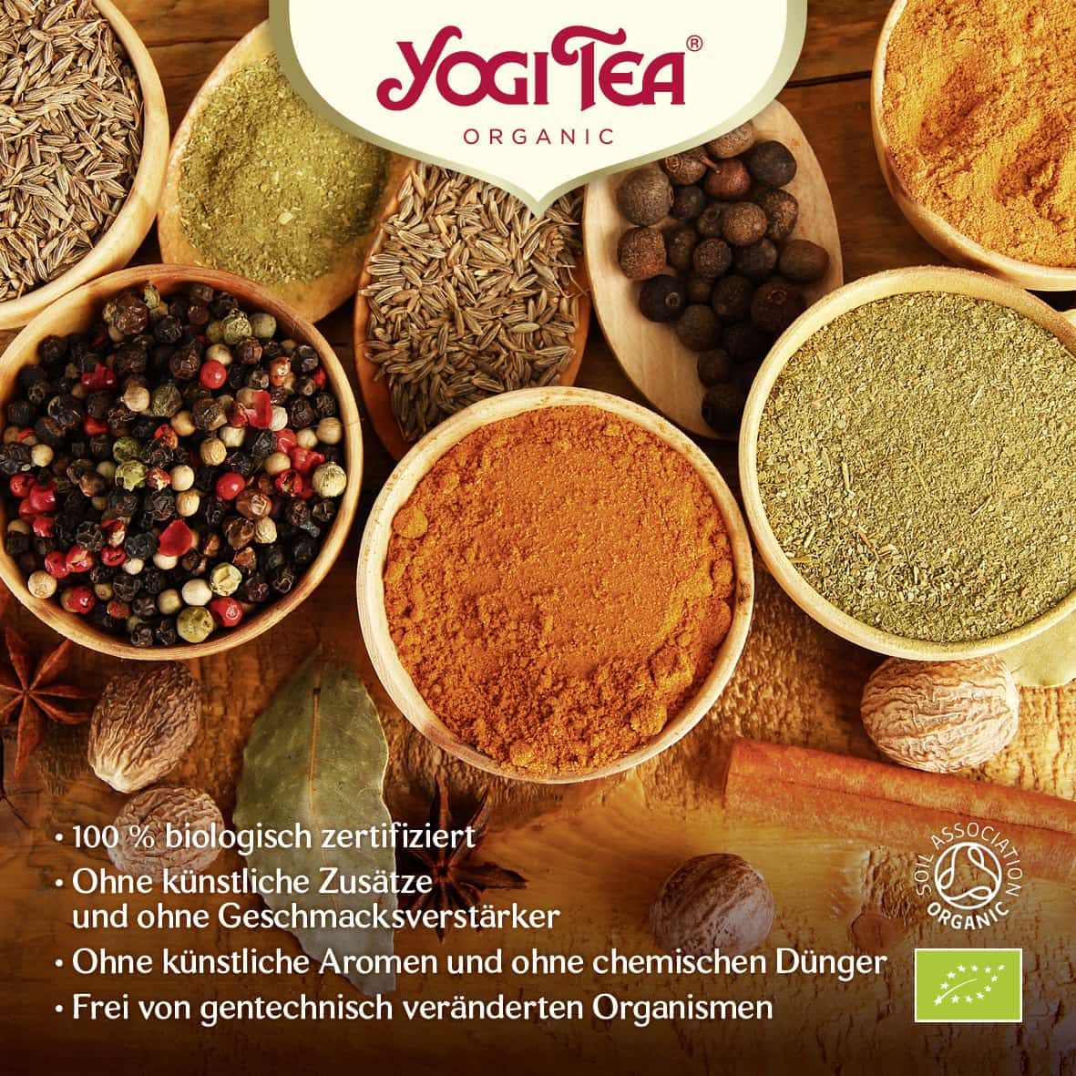 Verschiedene Gewürze in kleinen Schalen. Yogi Tea Logo und Text: "100 % biologisch zertifiziert".