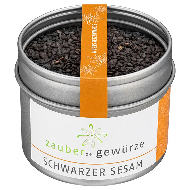 Sesam in Dose. Dose mit schwarzem Sesam gefüllt. Etikett mit Produktname und Logo. Orangefarbener Streifen mit Text.