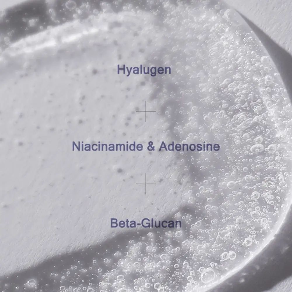 Nahaufnahme von Serum mit Blasen. Beschriftung: Hyalugen, Niacinamid & Adenosin, Beta-Glucan.