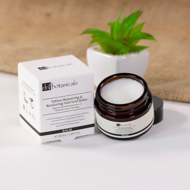 Dr. Botanicals Tattoo Balm Tiegel und Kartonverpackung.