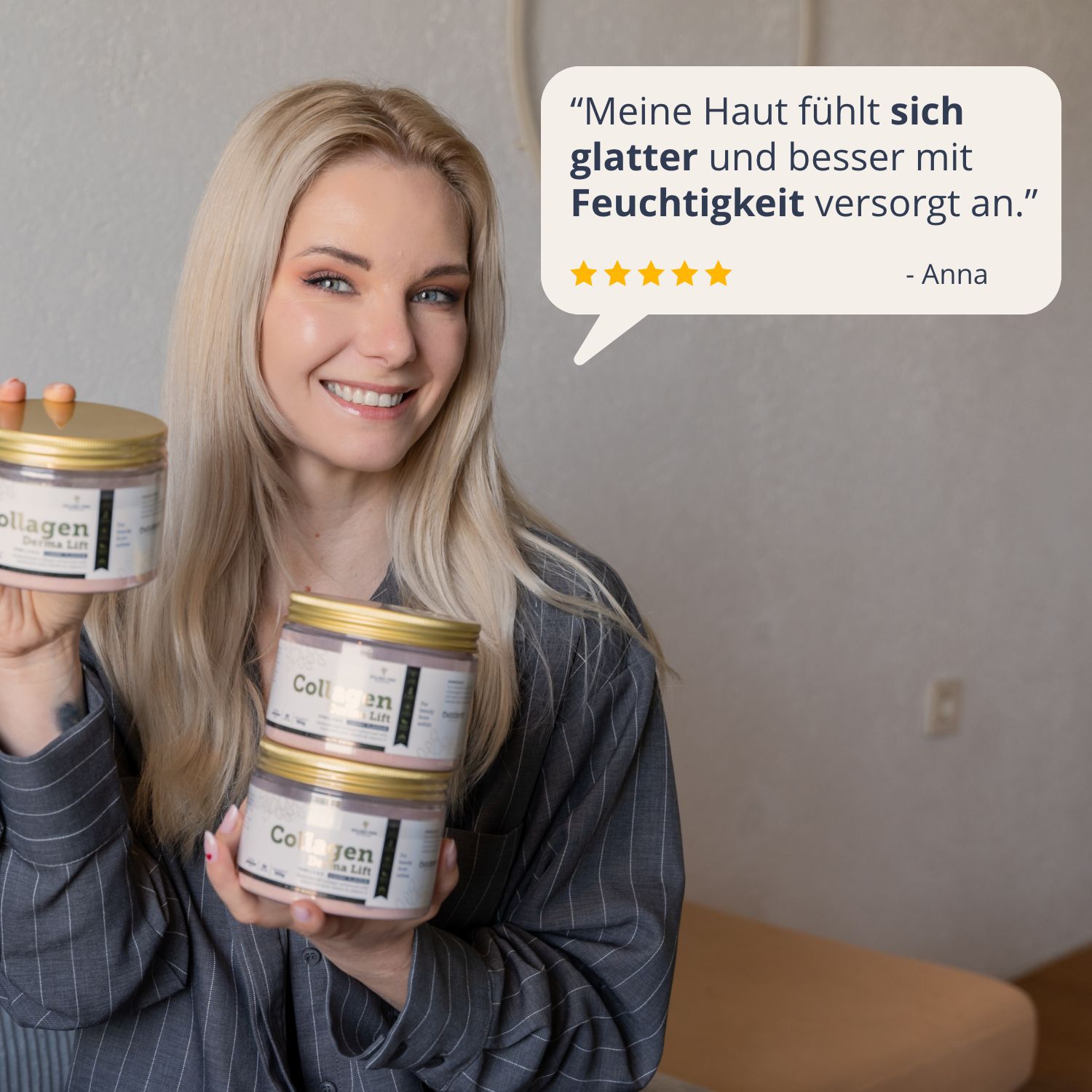 Frau hält drei Gläser Golden Tree Collagen Derma Lift. Zitat: Haut fühlt sich glatter an.