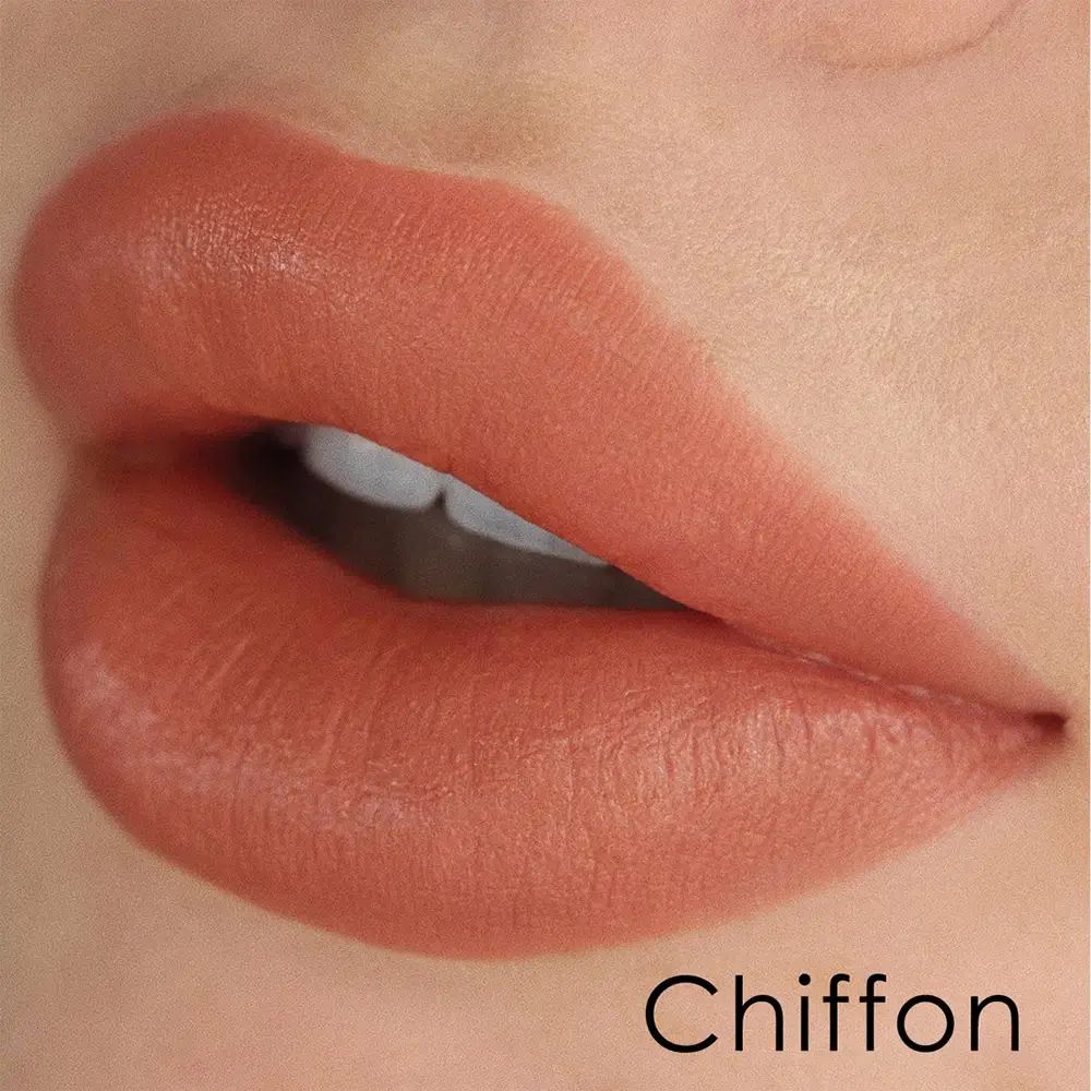 Nahaufnahme von Lippen, die mit einem hellen, pfirsichfarbenen Lippenstift geschminkt sind. Der Name "Chiffon" ist am unteren Rand zu sehen.
