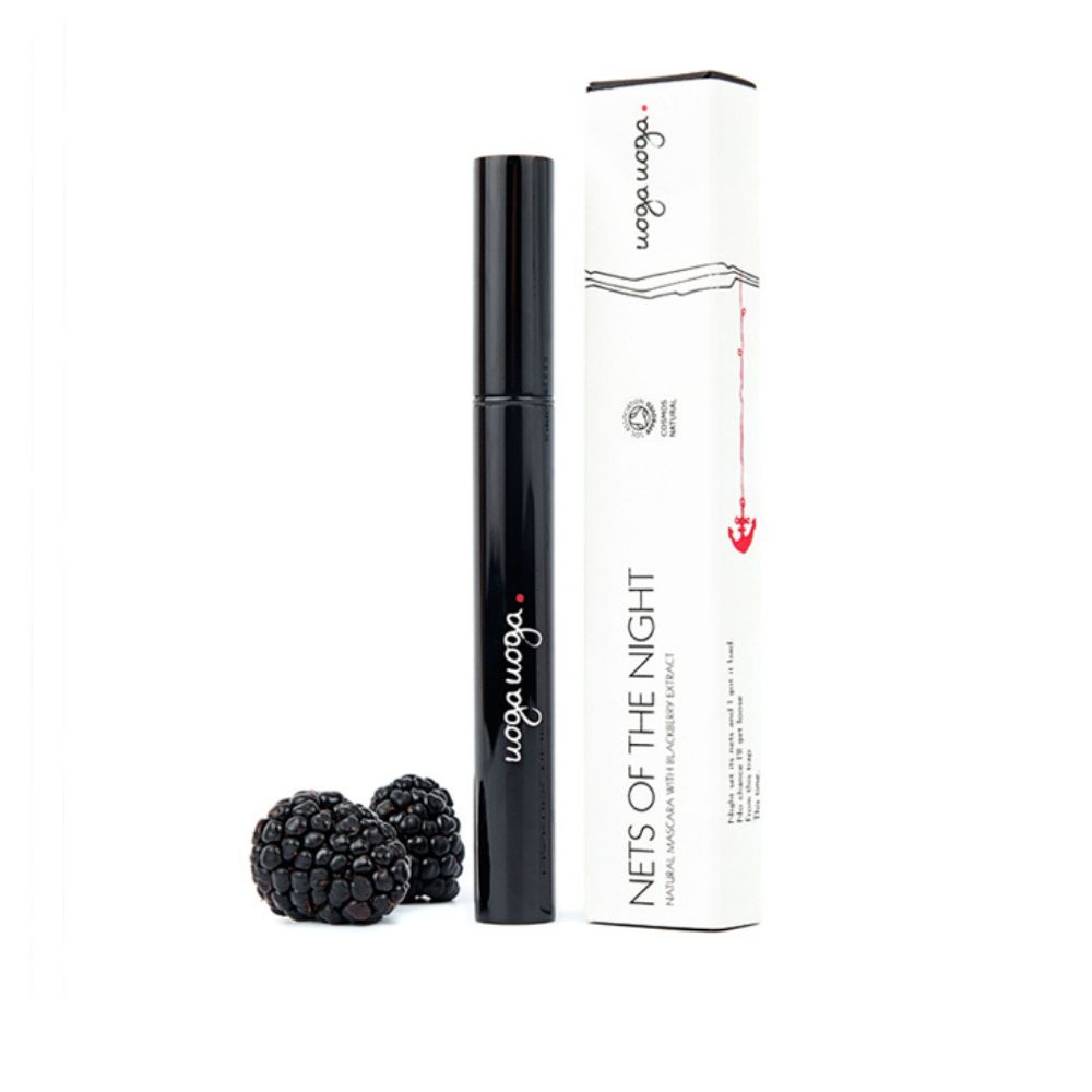 Schwarze Mascara-Tube und Verpackung. Aufschrift: Uoga Uoga, Nets of the Night. Zwei Brombeeren liegen daneben.