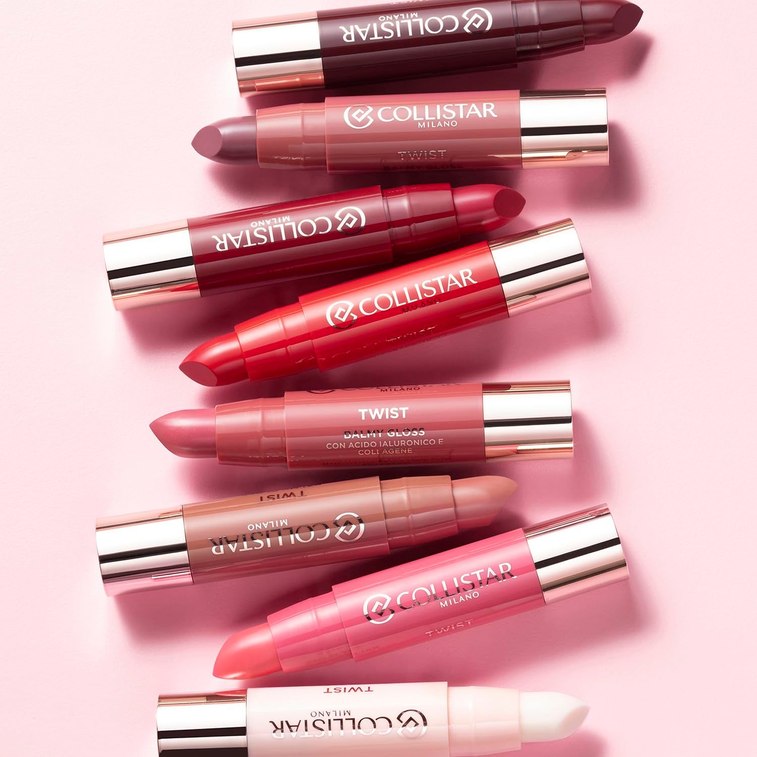 Sieben Lippenstifte in verschiedenen Rosé-Tönen. Goldfarbene Böden, rosafarbene Hülsen. Aufschrift: Collistar, Twist.