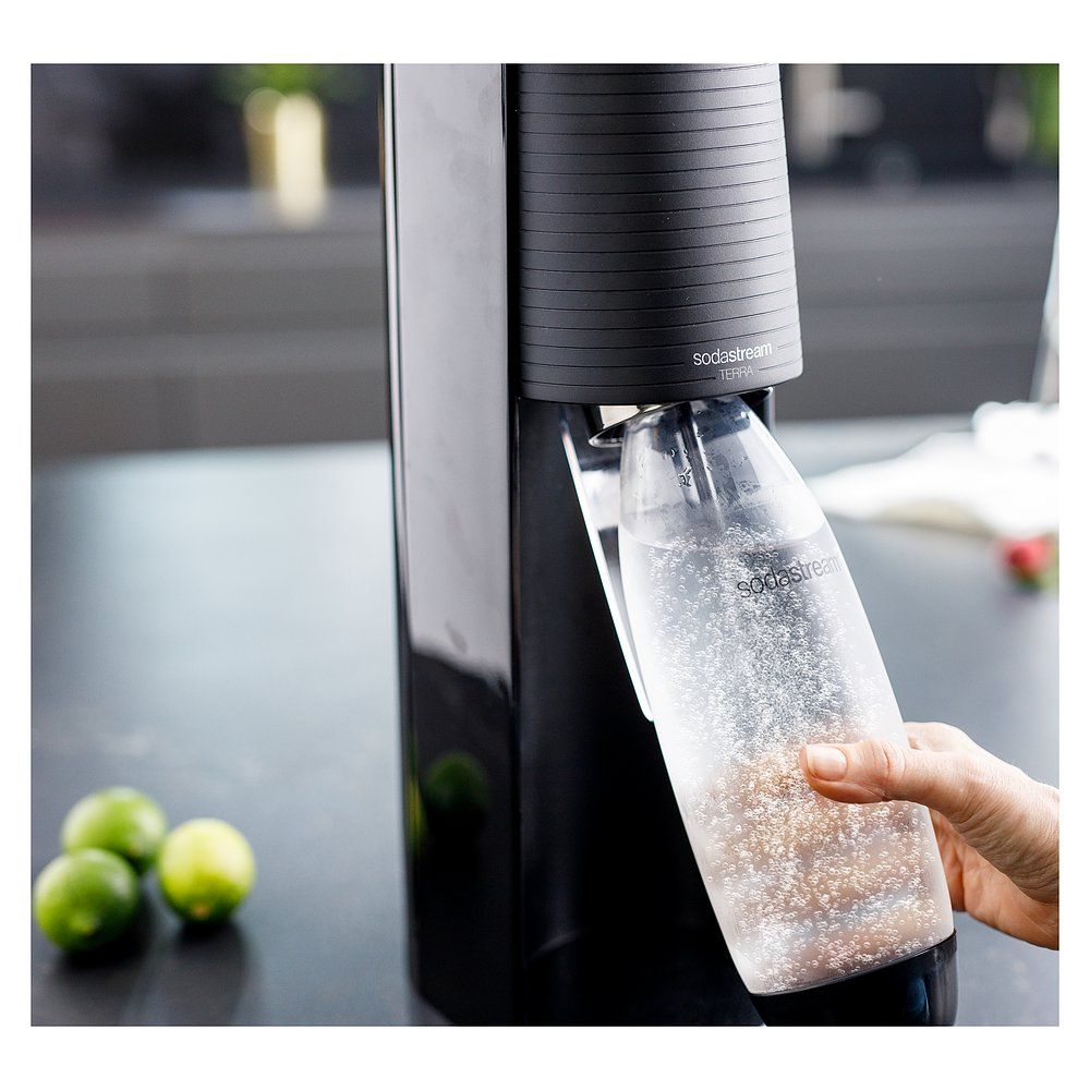 Einsetzen einer SodaStream-Flasche in den schwarzen Wassersprudler.