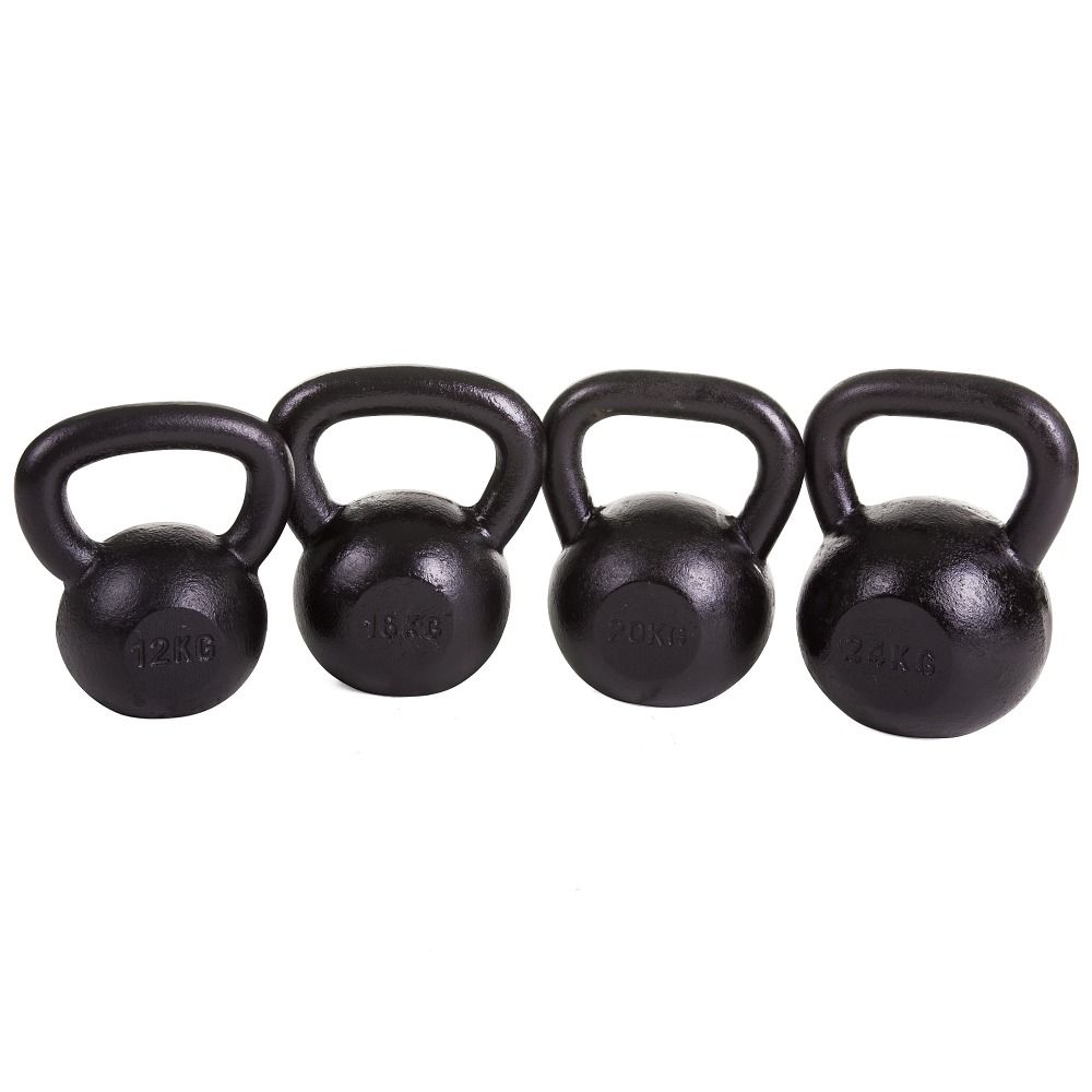 Vier schwarze Kettlebells aus Gusseisen mit Griffen. Gewichte: 4 kg, 8 kg, 10 kg, 12 kg.